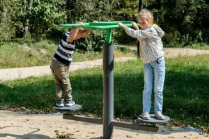 niños-en-las-máquinas-del-ejercicio-77832011